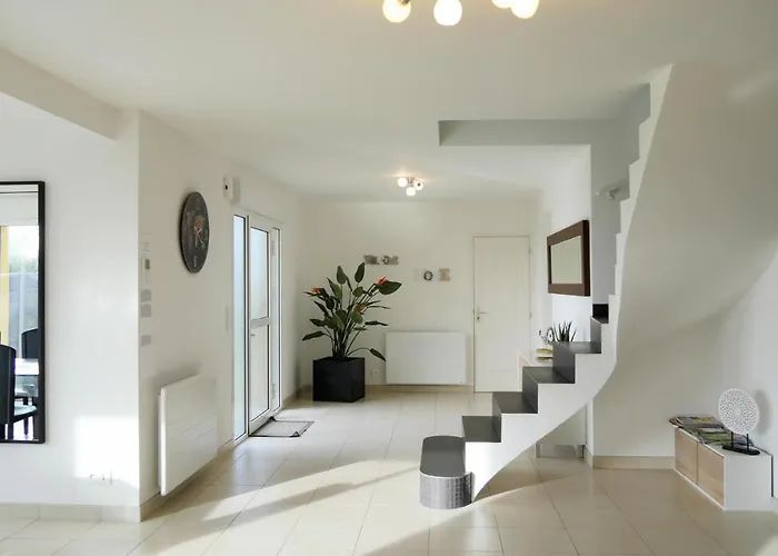 Lovely In 艾河畔圣日耳曼